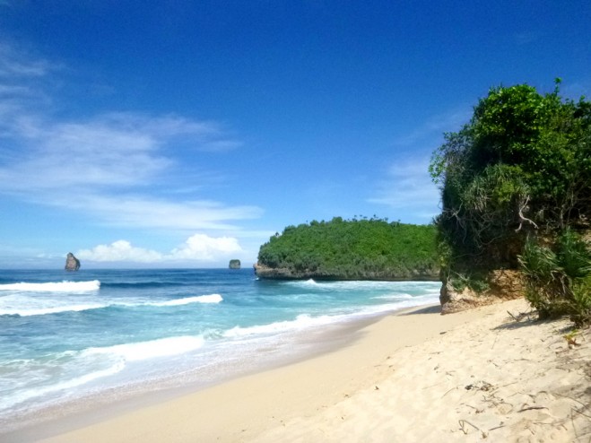 Jawa Timur , Pantai Goa Cina, Malang – Jawa Timur : Perpaduan Laut Biru Dan Pasir Putih