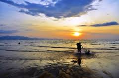 sunset di pantai Geulumpang - Aceh : Pantai Kuala Geulumpang, Langsa – Aceh