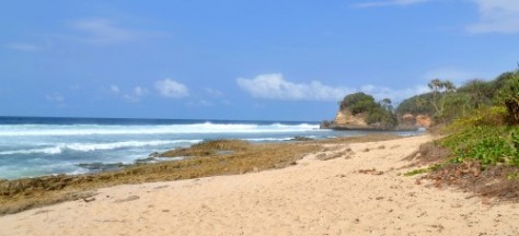 Hamparan Pasir Pantai Jonggring Saloko - Jawa Timur : Pantai Jonggring Saloko, Malang – Jawa Timur