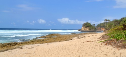 Jawa Timur , Pantai Jonggring Saloko, Malang – Jawa Timur : Hamparan Pasir Pantai Jonggring Saloko