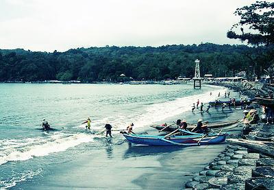 Kegiatan Nelayan di Pantai Cipatujah - Jawa Barat : Pantai Cipatujah, Tasikmalaya – Jawa Barat