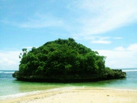 Pantai Bantol Dengan Gugusan Karang Indah - Jawa Timur : Pantai Bantol, Malang – Jawa Timur