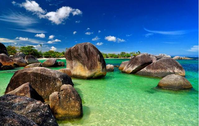 Bangka , Pulau Bangka – Sumatera selatan : Pantai Tanjung Tinggi Belitung