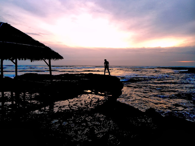 Jawa Barat , Pantai Cicalobak, Garut – Jawa Barat : Suasana Senja Pantai Cicalobak