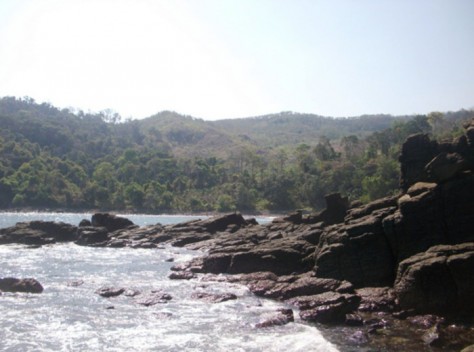 batuan karang di pantai gorah - Jawa Timur : Pantai Gurah, Blitar – Jawa Timur