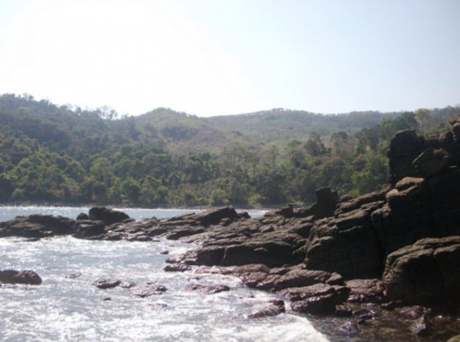 Jawa Timur , Pantai Gurah, Blitar – Jawa Timur : Batuan Karang Di Pantai Gorah