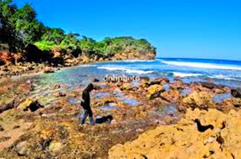 batuan karang di pantai modangan - Jawa Timur : Pantai Modangan, Malang – Jawa Timur