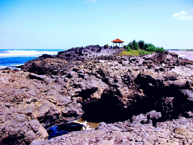 Jawa Barat , Pantai Karang Paranje, Garut – Jawa Barat : Bukit Karang Pantai Karang Paranje