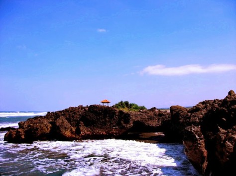 bukit karang yang menghiasi pantai karang paranje - Jawa Barat : Pantai Karang Paranje, Garut – Jawa Barat