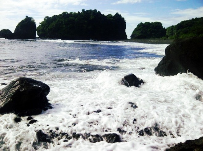Jawa Timur , Pantai Licin, Malang – Jawa Timur : Deburan Ombak Di Pantai Licin