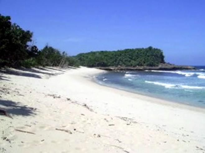 Kalimantan Timur , Pantai Lenggoksono, Malang – Jawa Timur. : Hamparan Pasir Putih Dipantai Lenggoksono