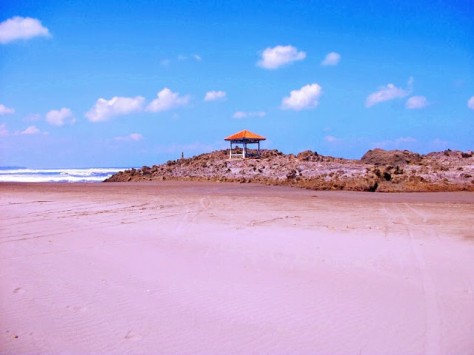 hamparan pasir putih kecoklatan di pantai karang paranje - Jawa Barat : Pantai Karang Paranje, Garut – Jawa Barat