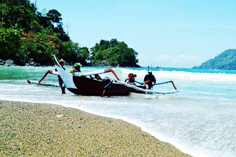 Kalimantan Timur , Pantai Lenggoksono, Malang – Jawa Timur. : nelayan sekitar pantai lenggoksono