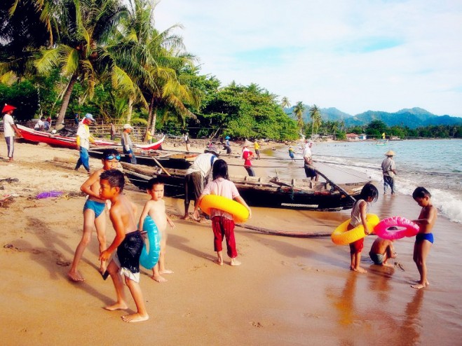 Sumatera Barat , Pantai Bungus, Padang – Sumatera Barat : Pantai Bungus Yang Ramai Pengunjung