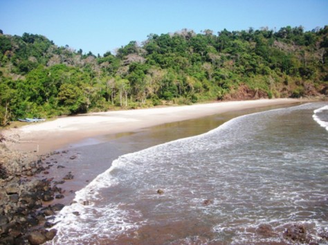 pemandangan pantai gorah dari atas bukit - Jawa Timur : Pantai Gurah, Blitar – Jawa Timur