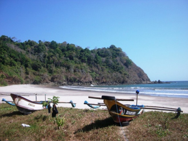 Jawa Timur , Pantai Gurah, Blitar – Jawa Timur : Perahu Nelayan  Di Pantai Gorah