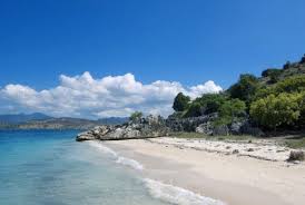 perpaduan pasir putih dan biru laut di pantai ule - Bali & NTB : Pantai Ule, Pulau Sumbawa.- Nusa Tenggara Barat