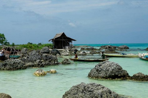 perpaduan pasir putih, laut biru dan batu karang di pantai tureloto - Sumatera Utara : Pantai Tureloto, Nias – Sumatera utara