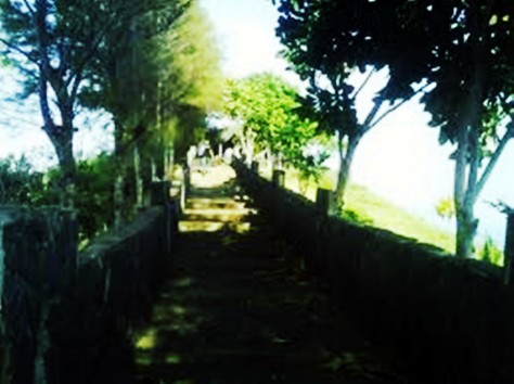 tangga yang didesain seperti miniatur Tembok Cina di Pantai lembah putri - Jawa Barat : Pantai Lembah Putri, Kalipucang – Jawa Barat.