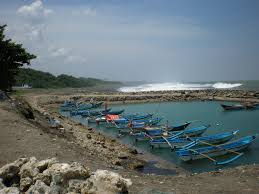 Jawa Barat , Pantai Pamayangsari, Tasikmalaya – Jawa Barat : Jajaran Kapal Nelayan Di Pantai Pamayangsari