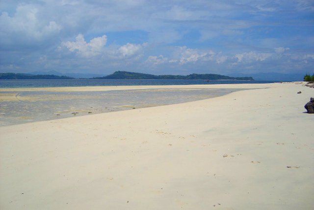 Gorontalo , Pulau Saronde, Gorontalo Utara – Gorontalo : Hamparan Pasir Pantai Saronde