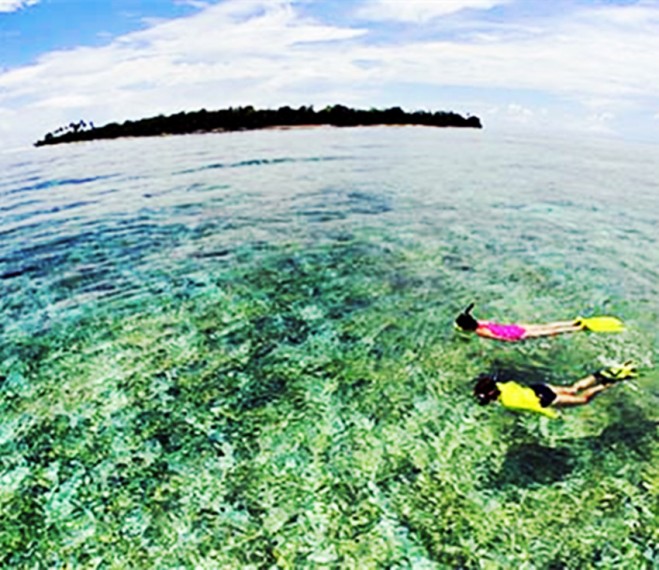 Maluku , Pulau Banda – Maluku : Women Snokeling Over Coral Reef By Deserted Island. Banda Sea, Indonesiaa