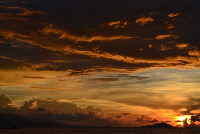 Gorontalo , Pulau Saronde, Gorontalo Utara – Gorontalo : Sunset Pantai Saronde