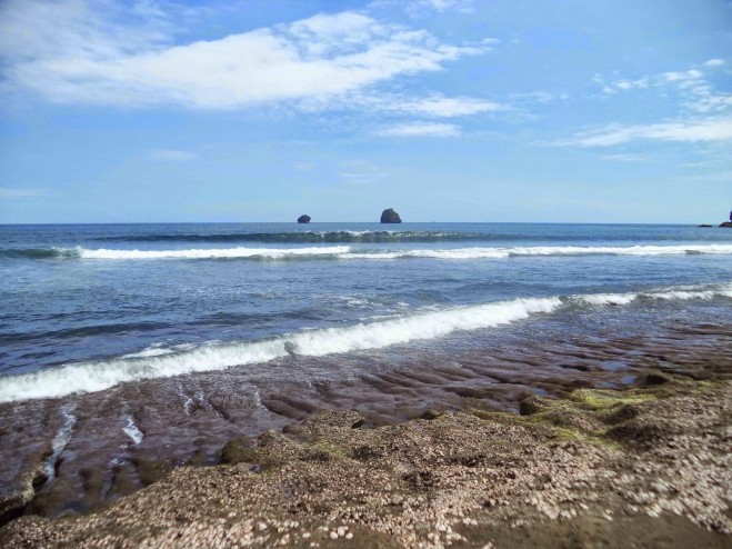 Jawa Timur , Pantai Jelangkung, Malang – Jawa Timur : Ombak Pantai Jelangkung