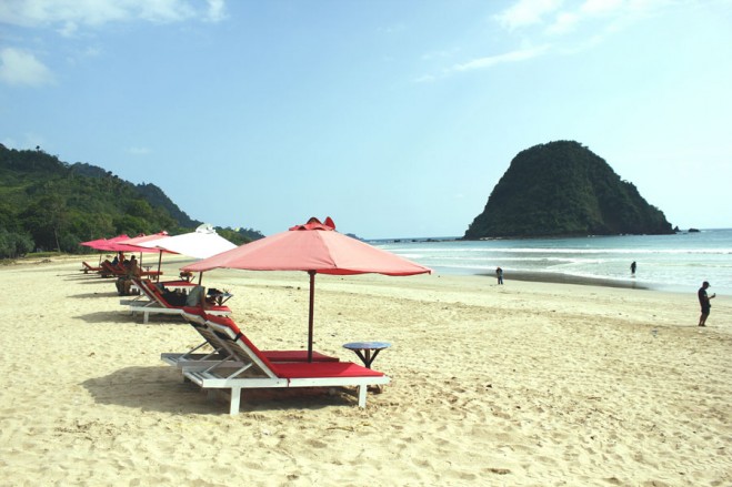 Jawa Timur , Pantai Pulau Merah, Banyuwangi – Jawa Timur : Pantai Pulau Merah
