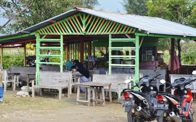 Aceh , Pantai Alue Naga – Banda Aceh : Warung Tempat Bersantai Di Pantai Alue Naga