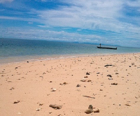 hamparan pasir pantai di pulau um - Papua : Pulau Um, Sorong – Papua