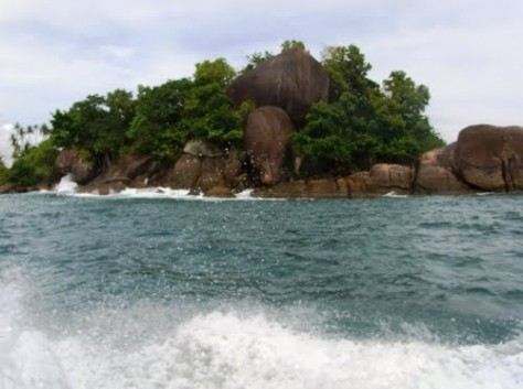 Debur Ombak Perairan Pulau Jefman - Papua : Pulau Jefman, Sorong – Papua