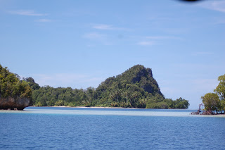 Panorama Alam Di sekitar Pulau Wai - Papua : Pulau Wai, Raja Ampat – Papua