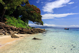 Pesona Pesisir Pantai Pulau Tiga - Maluku : Pulau Tiga, Dua, Satu Di Selatan Ambon – Maluku