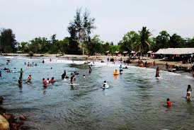 Wisatawan Di Pantai Pulau Seumadu - Aceh : Pulau Seumadu, Lhokseumawe – Aceh